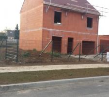 Clotures lotisseur en facade avant du terrain ! C'est des panneaux de grillage Normaclo, bonne qualité