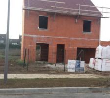 Clotures lotisseur en facade avant du terrain ! C'est des panneaux de grillage Normaclo, bonne qualité