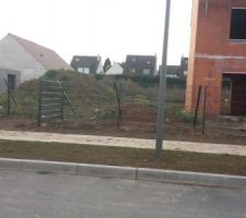 Clotures lotisseur en facade avant du terrain ! C'est des panneaux de grillage Normaclo, bonne qualité
