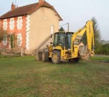 Le tracto pelle qui a servi pour creuser les fondations