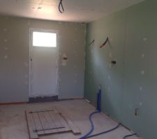 Porte de service et trappe de la cave qui fait la moiti&eacute; du cellier en surface(11,5m2) avec l'acc&eacute;s du vide sanitaire par la cave