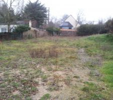 Terrain proprement dit, qui sera s&eacute;par&eacute; en deux par un muret.