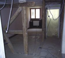 Derriere le plastique la chambre ou nous avons vecu pendant 8 mois a l'abris de la poussiere!!
  Sur la gauche la fameuse poutre et son cailloux!!!!
  Cet endroit sera la future salle a manger.
 Dans le fond une cloison sera monter pour creer une piece supplementaire qui communiquera avec la chambre