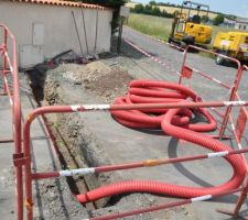 Viabilisation du terrain et arrivée d'un feu tricolore dans notre campagne ...