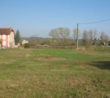 Le terrain vu du haut.
On voit le piquetage de la maison