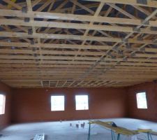 ET voilà la charpente de la maison terminée, vue en direction des salles de bain