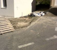 Voil&agrave; notre terrain &eacute;tait propre jusqu'&agrave; hier apr&egrave;s midi et cet aprem c'est une d&eacute;chetterie