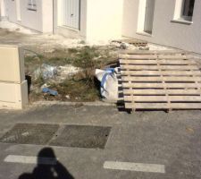 Voil&agrave; notre terrain &eacute;tait propre jusqu'&agrave; hier apr&egrave;s midi et cet aprem c'est une d&eacute;chetterie