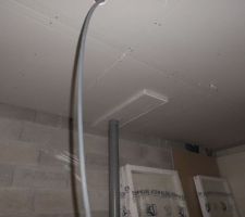 Alors la une &eacute;norme connerie ...aucune r&eacute;flexion de la part du poseur ...tuyau d &eacute;vacuation de l &eacute;tage non coll&eacute; au mur du garage et en zone de stationnement...signaler au CDT dans l attente pour r&eacute;alisation d un coude pour le d&eacute;placer ...