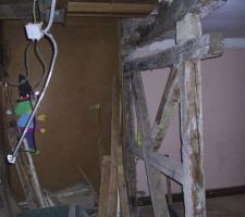 Voila on commence a casser les murs. Premiere surprise la pierre entre les deux poutres....si on l'enleve tout s'ecroule!!!
  On verra plus tard comment arranger cela. En attendant un etais de soutien sera mis en place