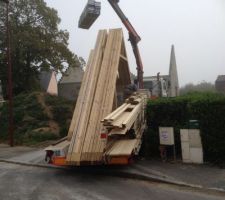 Un petit tour sur le terrain en partant au bureau
coup de bol...livraison de la charpente !!!!
impressionnant !