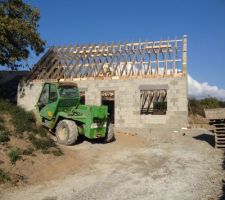 Un journee de boulot et voila le resultat ...ca rigole pas chez les charpentiers !!!
quand on dit que la fermette ca se pose vite, ce n'est pas une legende
il reste quand meme pas mal de finitions mais le gros est la et ca permet d'imaginer