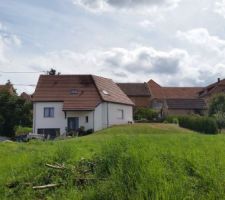 Voici notre terrain. Il s'arr&ecirc;te apr&egrave;s la remorque dans le fond, et avant les arbres &agrave; droite.
6.68a