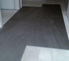 Carrelage du 1er étage en cours, après de longues péripéties...