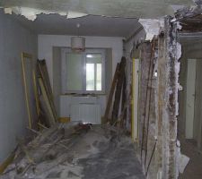 Le mur entre l'ancienne et la nouvelle cuisine a été abattu!!! Ca cré de l'espace!
 Sur la droite le colombage qui sera conservé.
  Sur l'exrtreme droite on apercoit une porte qui donne sur la salle de bain actuelle. Elle est propre et fonctionnelle sans plus. Quand la future salle de bain a l'étage sera faite on y aménagera une buanderie