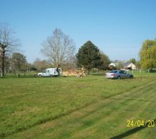Voici le tracteur qui tire les arbres