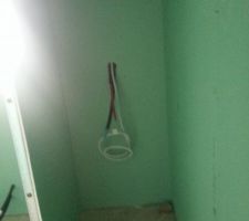 A gauche côté baignoire a droite côté douche