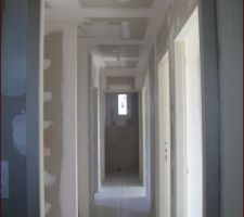 Couloir de l'étage qui dessert les 4 chambres des enfants