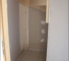 Sous escaliers ... de la place pour ranger plein de bricoles!