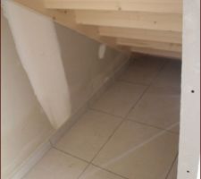 Sous escaliers ... de la place pour ranger plein de bricoles!