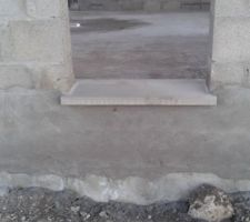 Seuils de portes gris moulé sur place