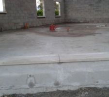 Seuils de portes gris moul&eacute; sur place