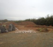 Les semelles sont coul&eacute;es et les premiers parpaings pour les angles sont la