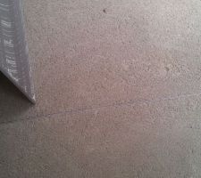 Le joint de dilatation entre le salon/séjour et le coin cuisine