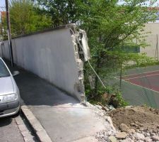 D&eacute;but de la destruction du mur et terrain de tennis.