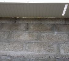 Comblement coté extérieur du jour entre maçonnerie et cache moineaux par un profil PVC