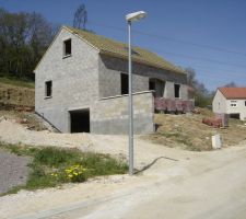 Voilà la charpente et les velux, encore les fenetres portes et plancher du premier, mais ça avance!