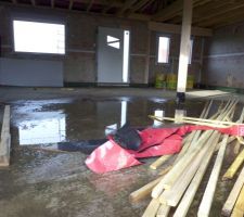 L'intérieur de la maison vue depuis la baie vitrée côté sud, en fin de journée