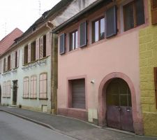 Façade de la maison coté rue. La porte voutée est a changer, un garage est a créer et la peinture a refaire