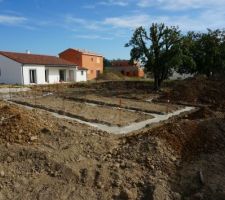 Les fondations de la maison du fond sont lancées. Elle n'est pas au raz de notre terrain