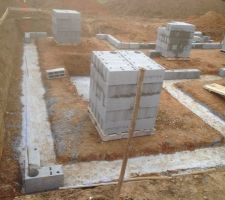 Premier rang du sousbassement
mise en place des "coins"