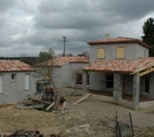 Toiture terminée.


Cet hiver 2009/2010 n' a pas été très agréable même dans le Sud:  chapeau pour les courageux maçons et charpentiers.

Rang simple de génoises pour le RDC et double rang pour l' étage.