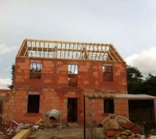 La charpente de la maison  prend forme
reste de la fignoler et faire celle du garage