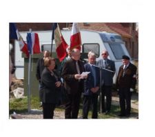 Le maire, Monsieur Arnold NORMAND et les membres du Conseil Municipal