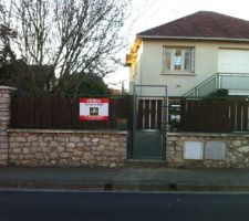 La façade sur rue du terrain au moment de la dépose du PC en février 2014 (le futur accès est à gauche de la porte (~4 mètres de large).