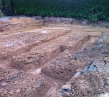 Terrassement mi-10/2014, avec les tranch&eacute;es pour les fondations.