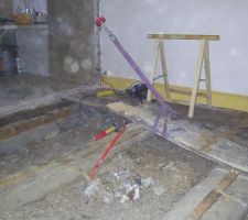 Sous le plancher...pffff un tas de cochonnerie plein de poussieres. Tout est a enlever!!!
  Bonjour la poussiere