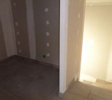 Cellier et escalier vers le sous-sol