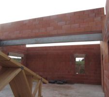 Poutre béton 20 x 40 de 8 m soutenant le mur du toit monopente