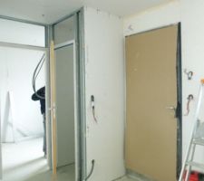 La porte d'entrée, les WC et la chambre du bas