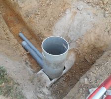 Création de l'évacuation des eaux clarifiées à rejoindre le fossé devant la maison