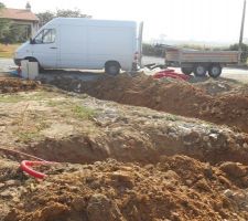 Travaux de raccordement aux compteurs, eau et edf, et création d'une tranchée avec passage de gaine pour un futur éclairage d'appoint