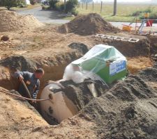 Remplissage de la micro station ,et mise en place de béton au 2/3 pour stabiliser la micro quoiqu'il arrive, du fait que notre terrain est argileux.