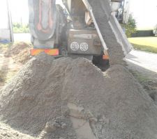 Remplissage de la micro station ,et mise en place de béton au 2/3 pour stabiliser la micro quoiqu'il arrive, du fait que notre terrain est plein d'eau.