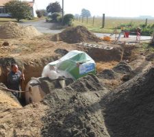 Remplissage de la micro station ,et mise en place de béton au 2/3 pour stabiliser la micro quoiqu'il arrive, du fait que notre terrain est plein d'eau.