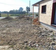 La première étape de notre accès de maison est fait, on attend la dernière semaine d'octobre pour les finitions histoires que les artisans ne défoncent pas le travail du terrassier avec l'automne qui arrive.